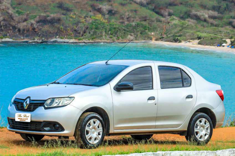 Renault Logan Prata mar de fundo